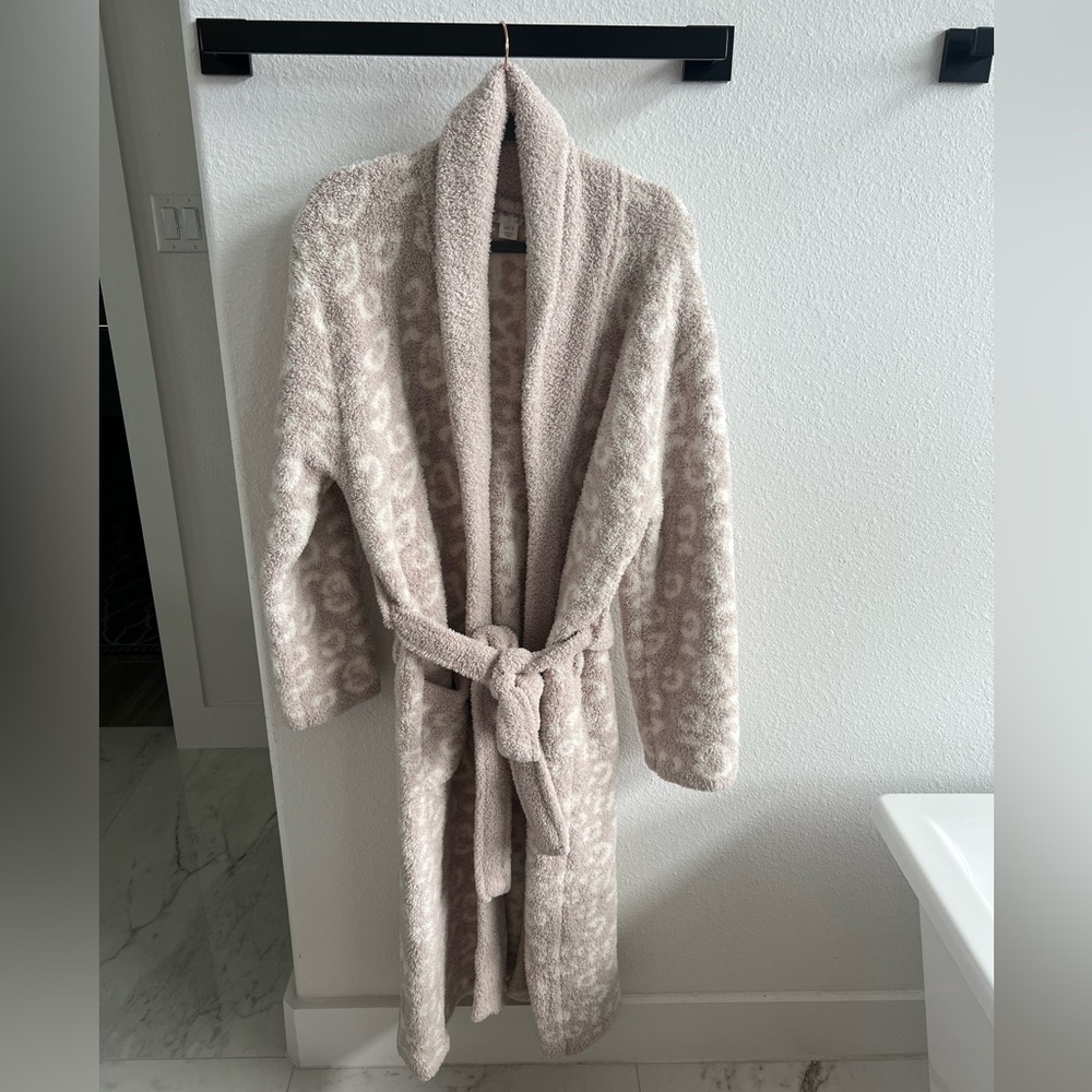 Barefoot dreams, cozy, chic robe, size 2.
Excellent condition. Retails at $138